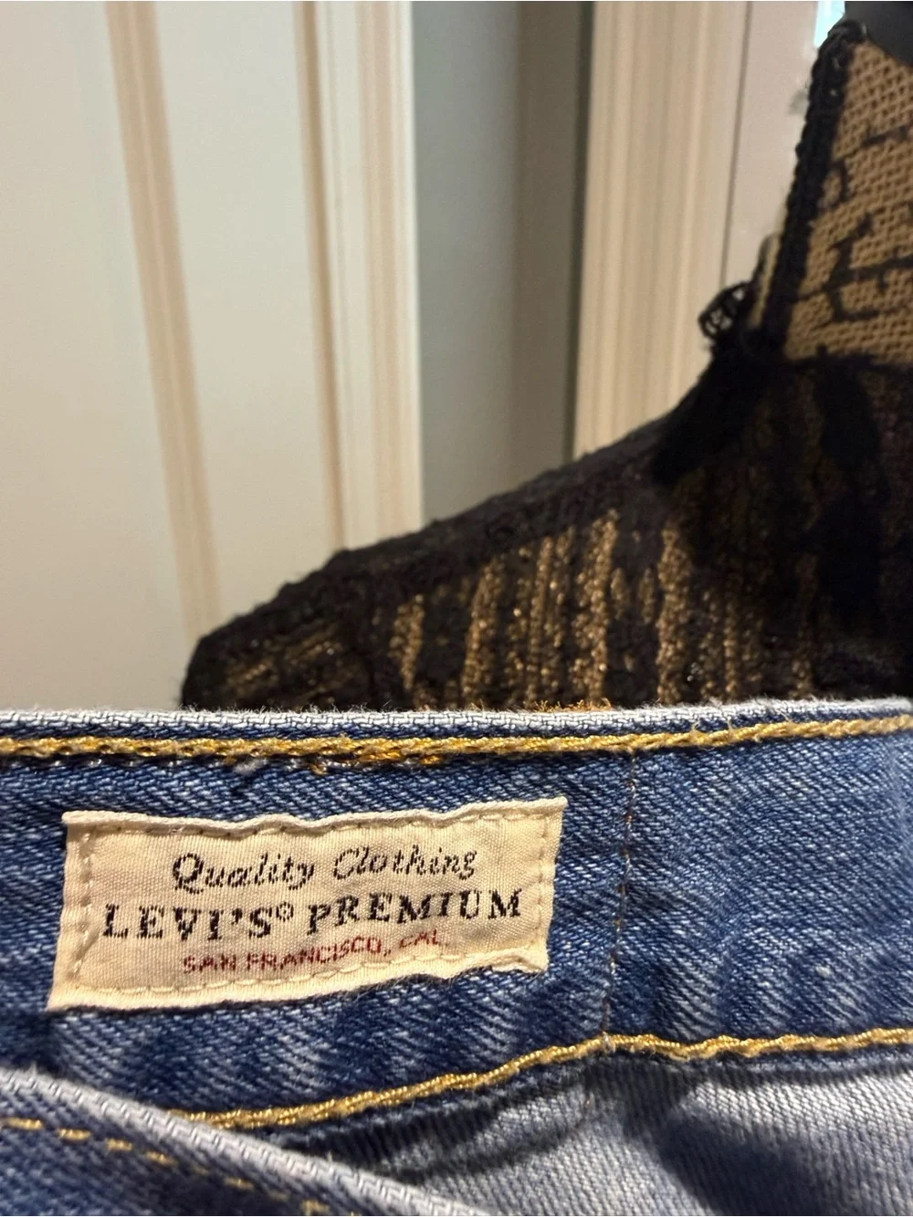 Levi's Side Bow Crop Mom Jeans - Picture 5 of 7